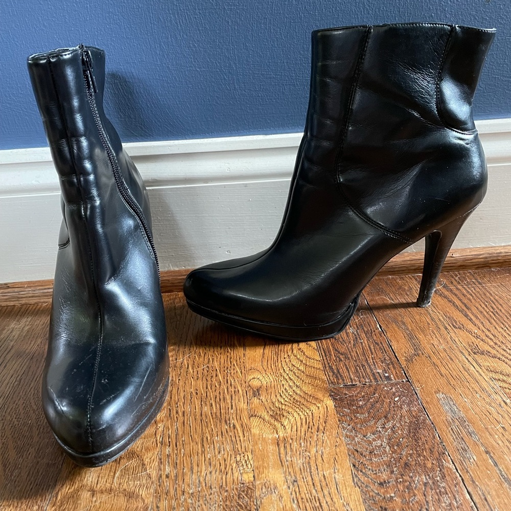 Nine West Patent leather ankle booties, 9.5